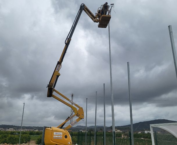 trabajadores jomaga instalación campo de fútbol